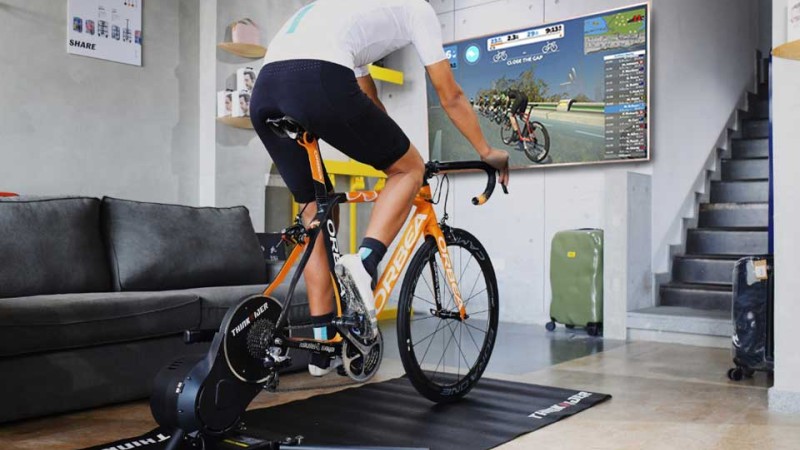 Guía definitiva: convierte tu bici en un simulador con los rodillos Thinkrider compatibles con Zwift